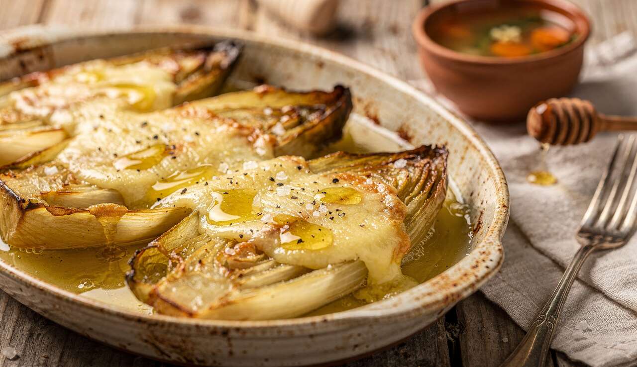 Endives braisées au miel et au fromage à raclette : recette gourmande
