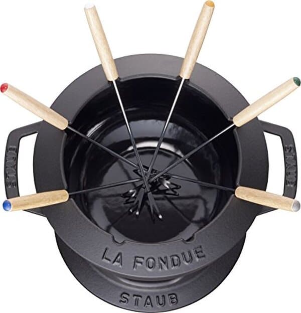 Découvrez notre test complet du service à fondue Staub en fonte : analyse de ses performances, de sa durabilité et de l'expérience conviviale qu'il offre pour vos repas gourmands.