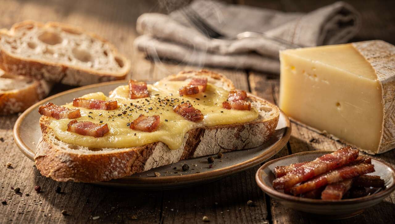 Tartine gratinée au fromage à raclette et lardons