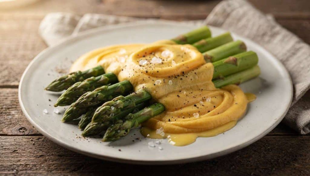Asperges vertes à la purée de cheddar : recette facile et gourmande