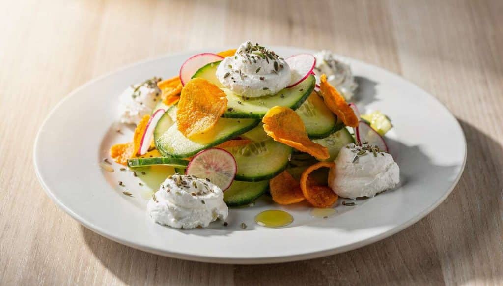 Salade concombre, radis, fromage frais et chips de carotte