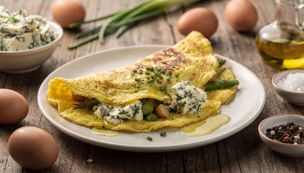 Recette d'omelette printanière au fromage frais ail et fines herbes