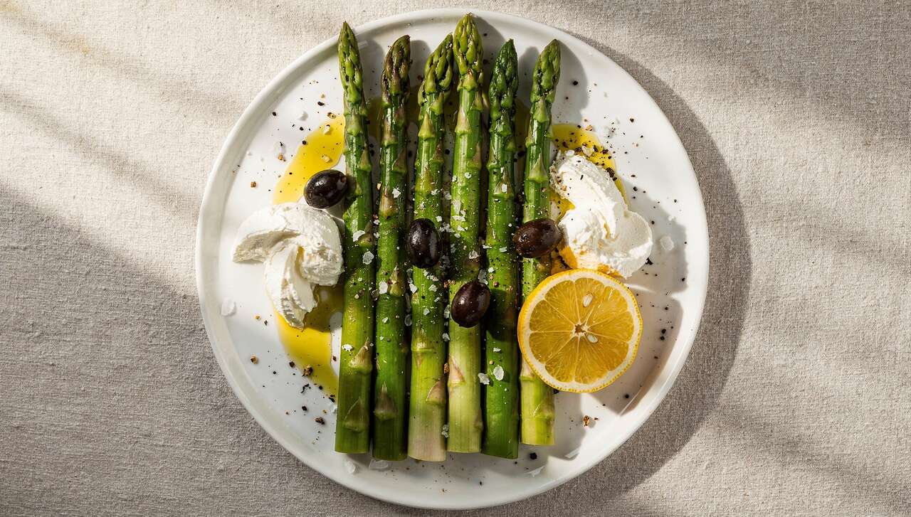 Asperges vertes aux olives, citron et fromage frais : recette gourmande