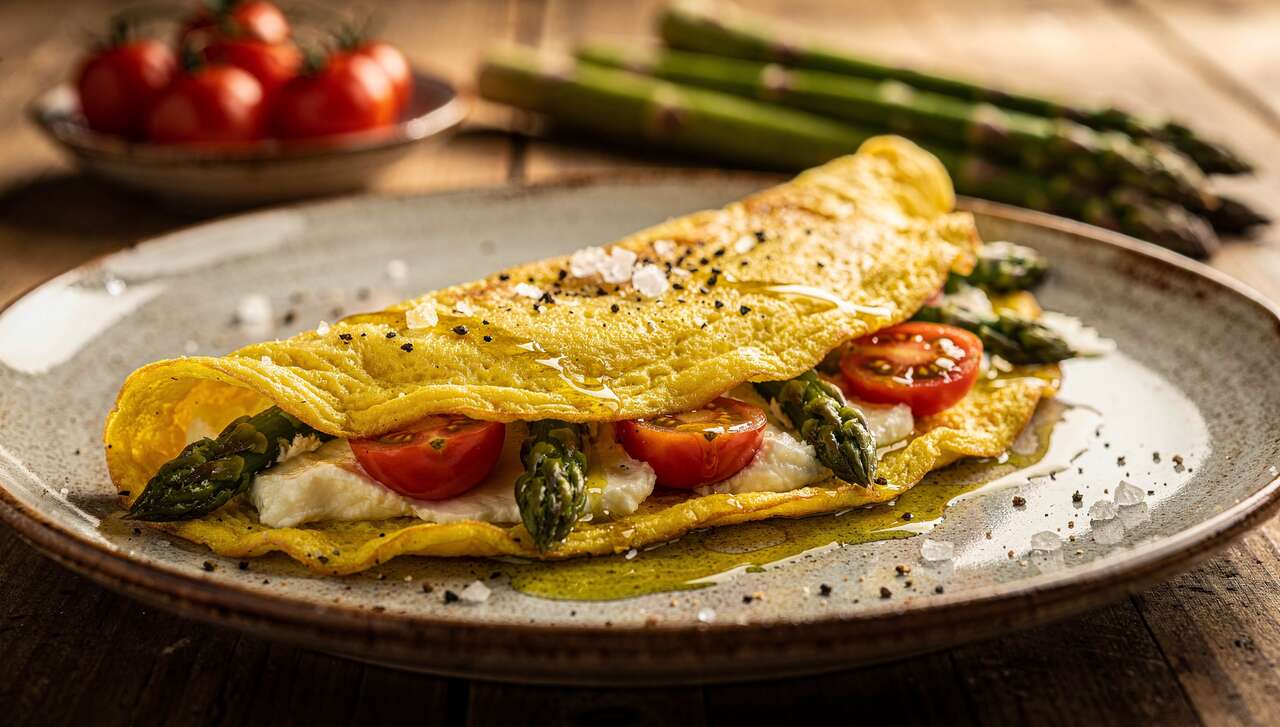 Omelette aux asperges sauvages, tomates & fromage frais : recette savoureuse