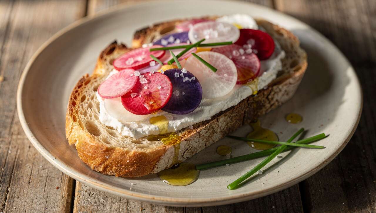 Tartine fromage frais et radis multicolores : recette gourmande