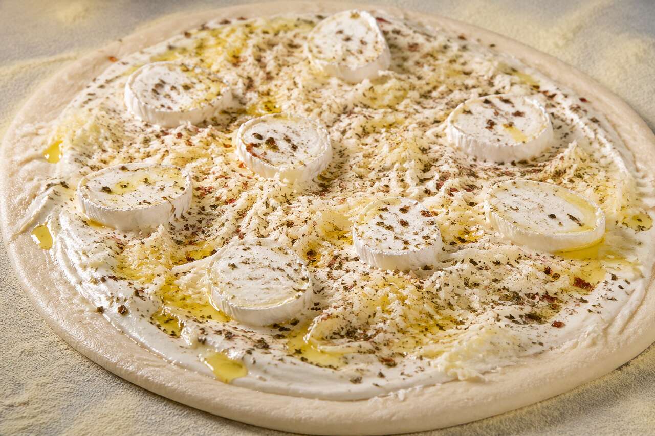 Pizza blanche au fromage de chèvre et parmesan : une recette savoureuse