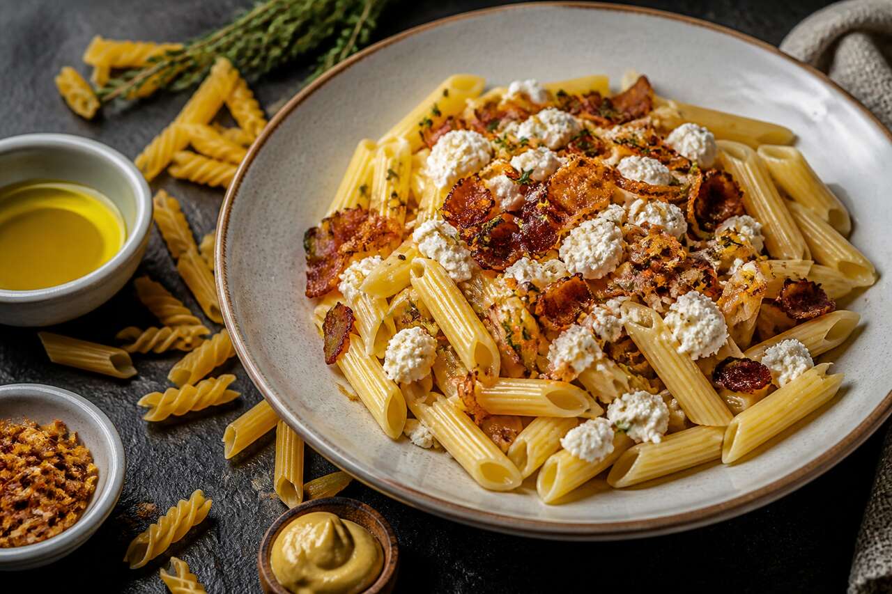 Pâtes aux lardons et fromage de chèvre frais : recette savoureuse