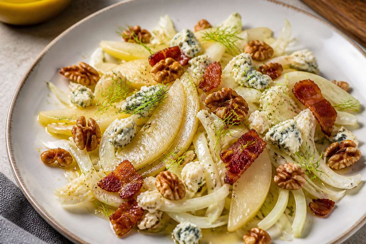 Salade de fenouil croquant au Bleu, poire et pancetta croustillante