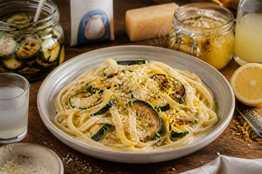 Linguine aux citrons, courgettes et crème de parmesan : recette savoureuse