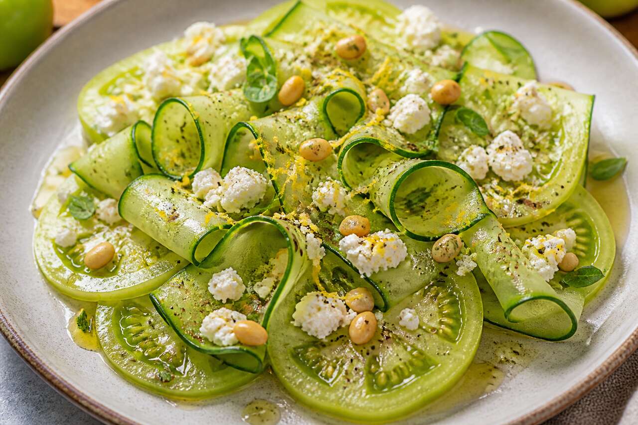 Recette : carpaccio de tomate verte, concombre et fromage