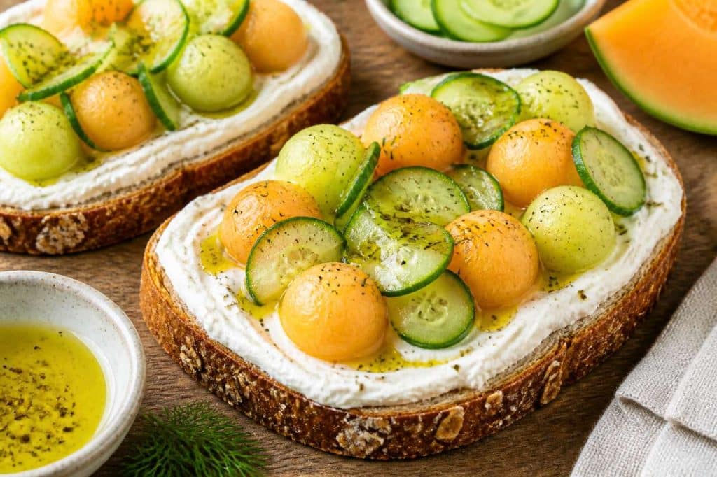 Tartine fraîcheur : melon, concombre et fromage frais