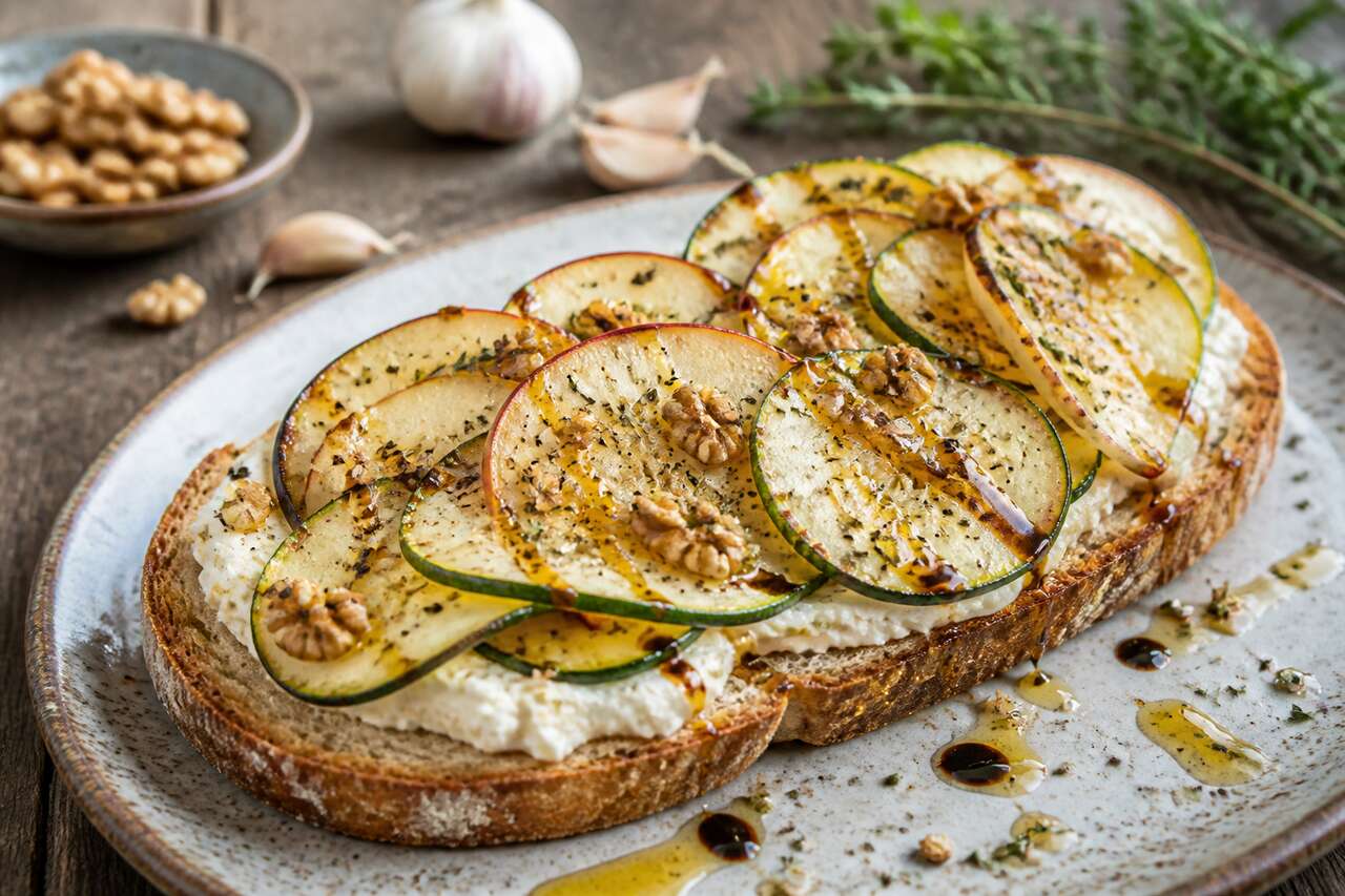 Recette tartine à la pomme, courgette et chèvre frais