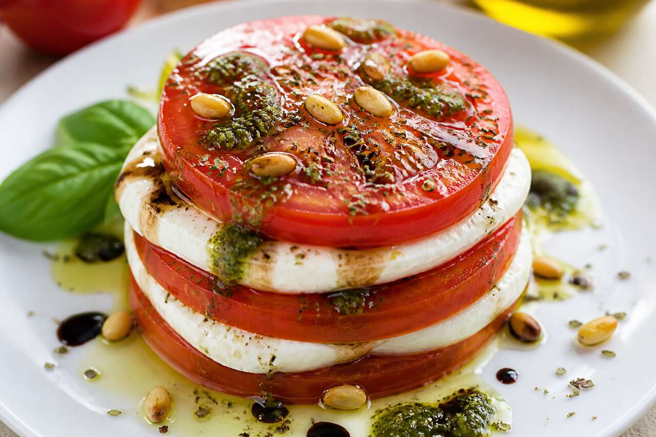 Salade tomate mozzarella en millefeuille : recette fraîche et savoureuse