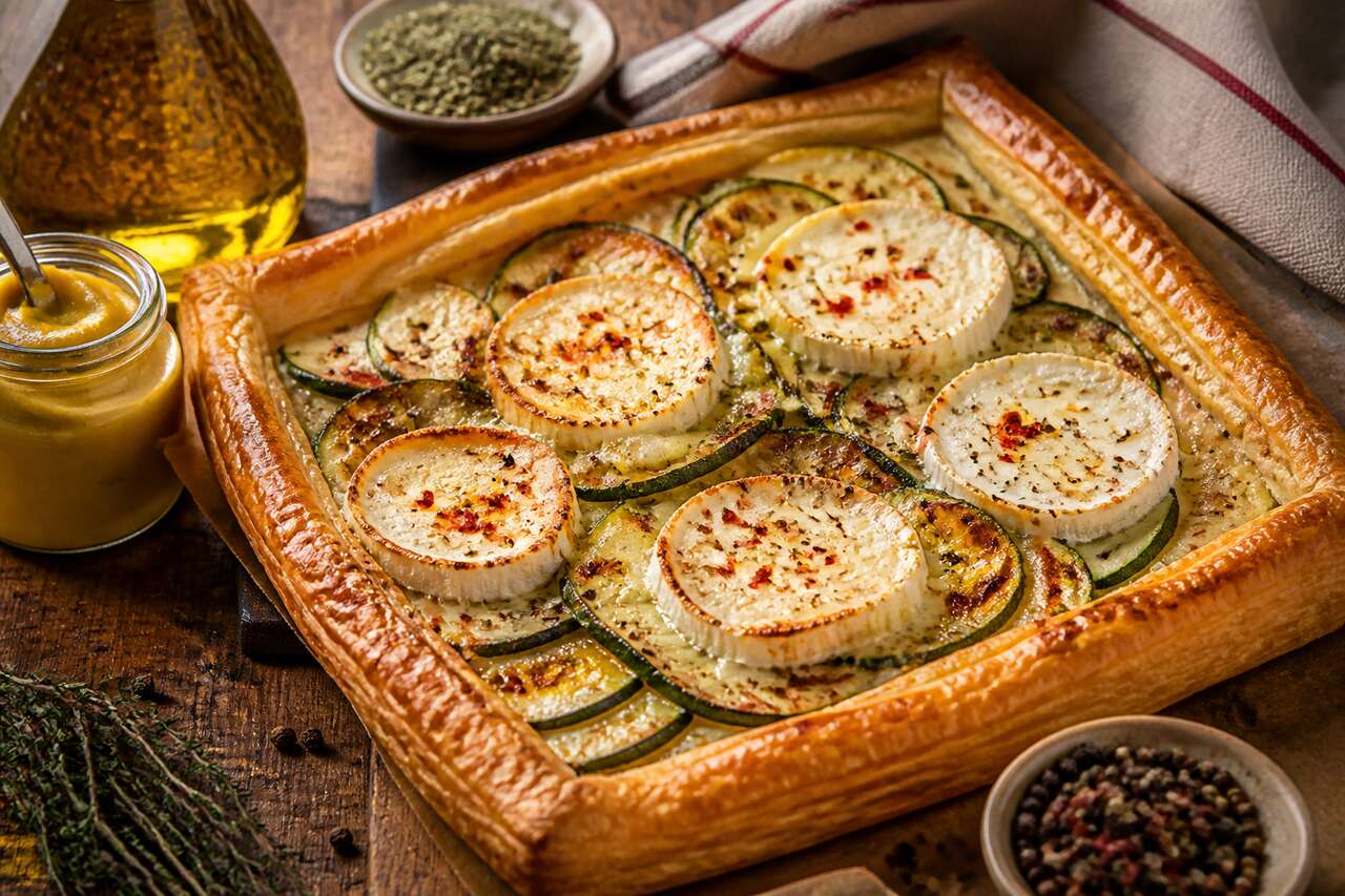 Tarte feuilletée courgette, chèvre et piment d'Espelette : recette savoureuse