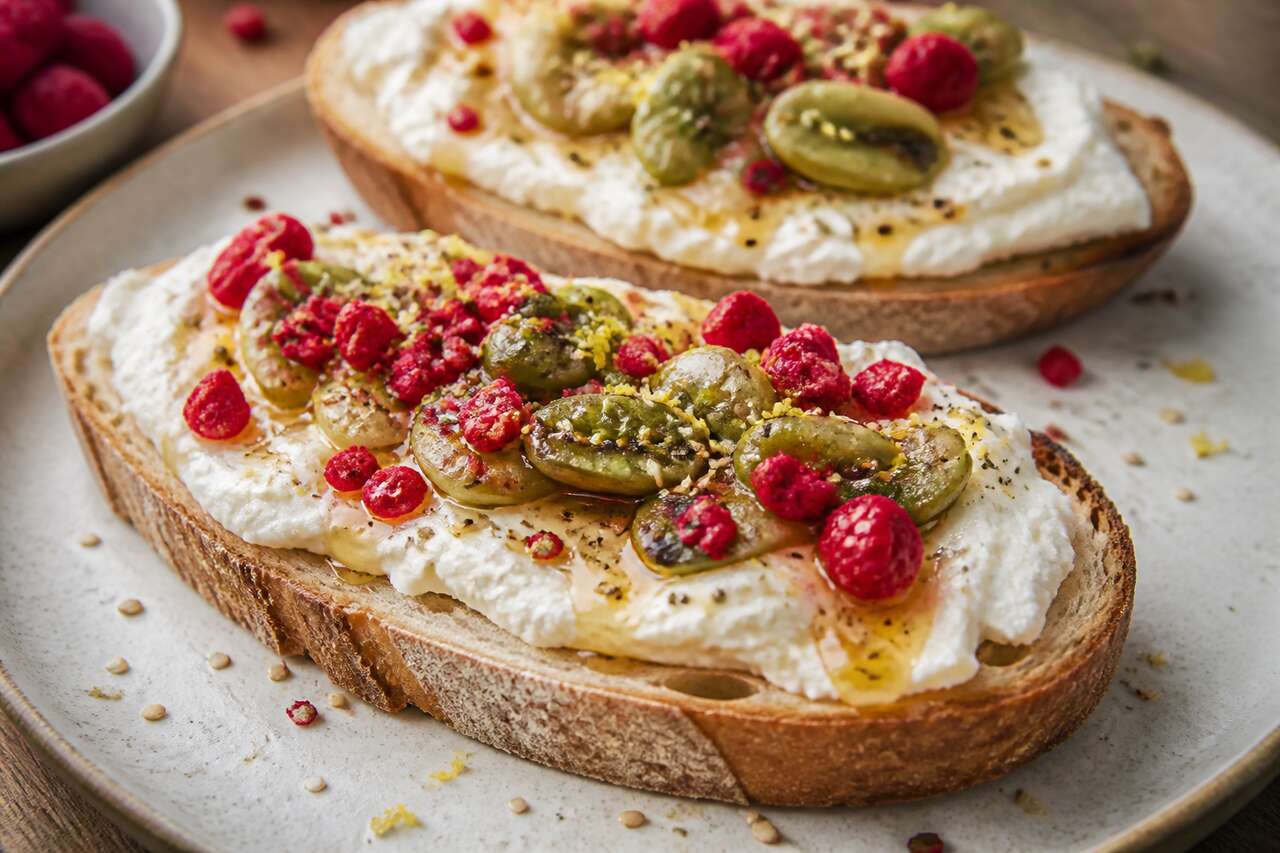 Tartines framboises, fèves et fromage frais : recette gourmande