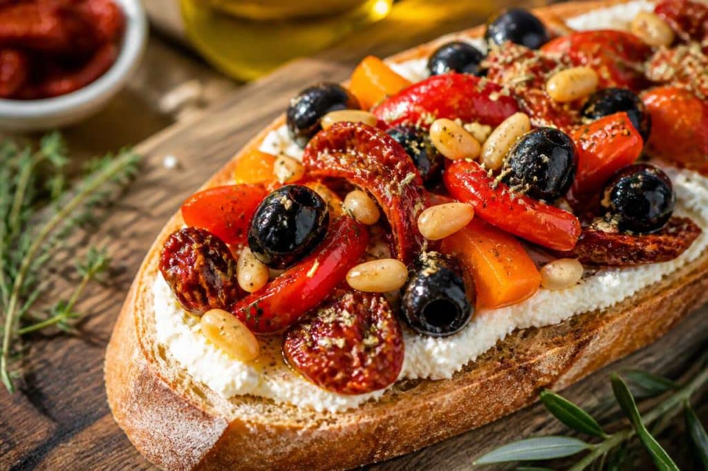 Toast au fromage frais et légumes du soleil : recette ensoleillée
