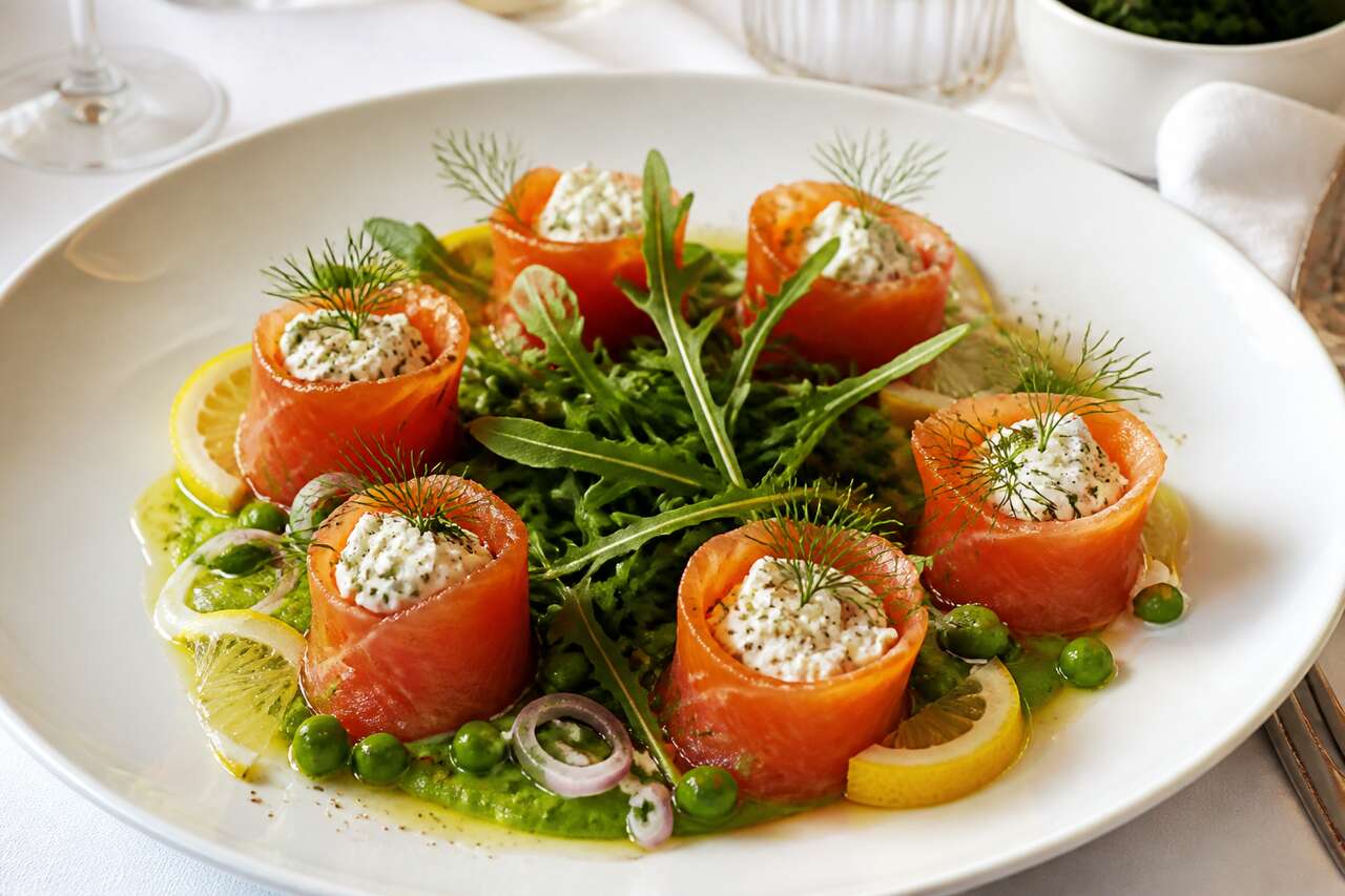 Recette : corolle de truite fumée au fromage frais et velouté de petits pois à la roquette