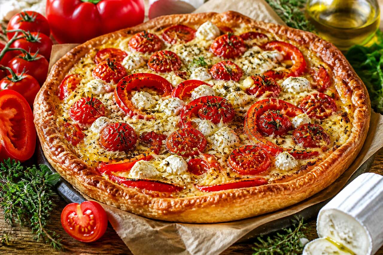 Tarte aux tomates, poivrons et fromage : la recette gourmande