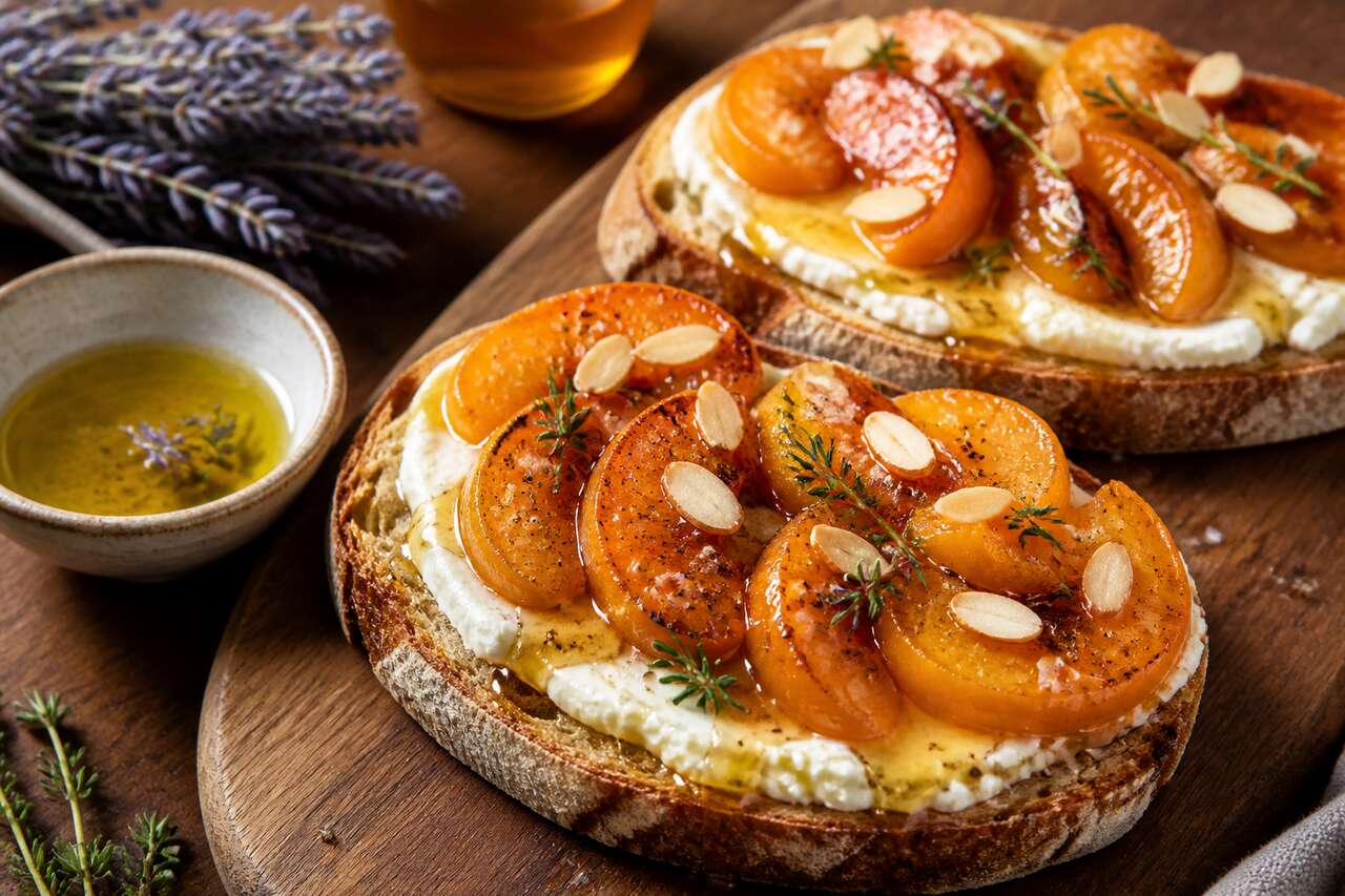 Tartines abricots, miel et fromage frais : une recette savoureuse