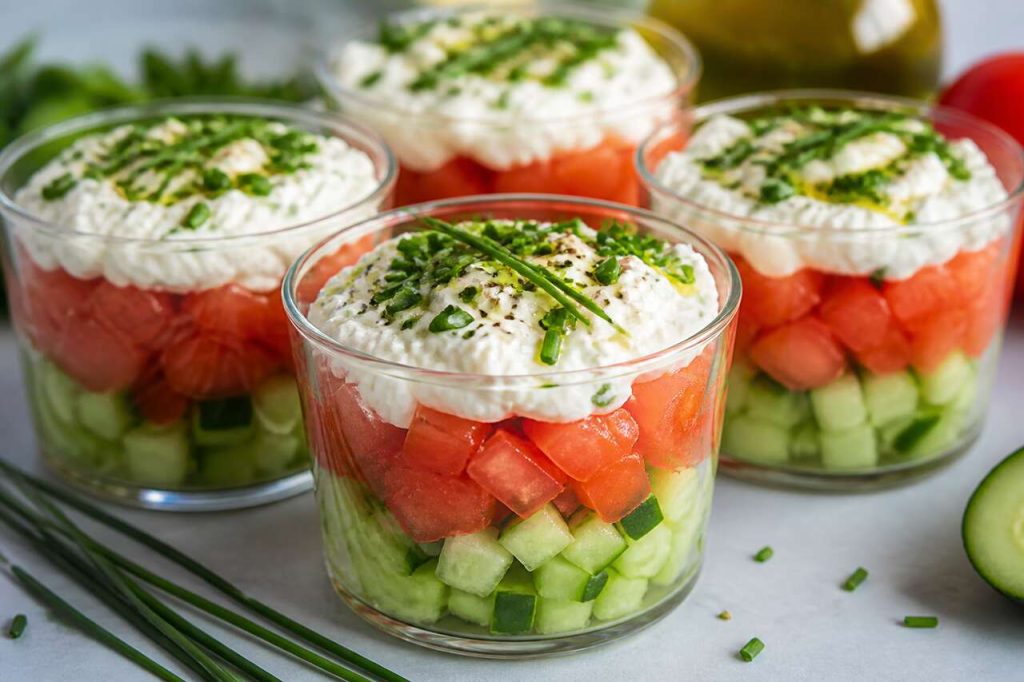 Verrines tomates-concombres au fromage frais ail et fines herbes : une recette savoureuse
