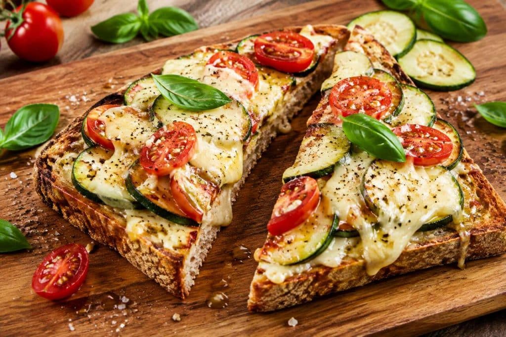 Toast à la tomate, courgette et fromage : recette gourmande