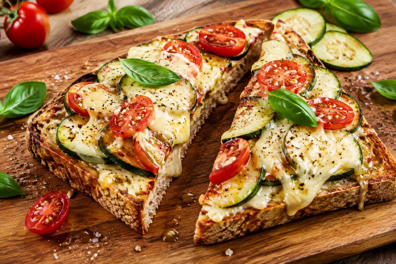 Toast à la tomate, courgette et fromage : recette gourmande